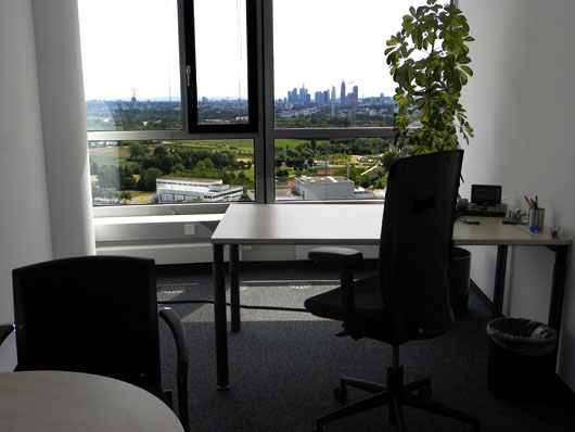 Premium Business Center Eschborn Skyline aus Einzelbüro